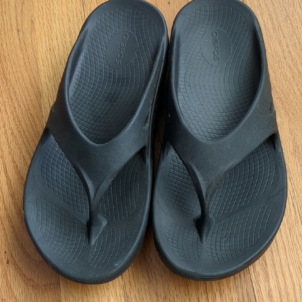 OOFOS Black Comfort Sandals with Textured Footbed M11/W13